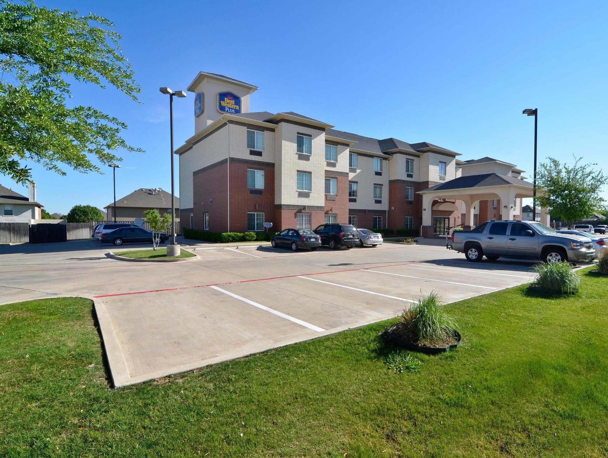 Best Western Plus Lake Dallas Inn & Suites Exterior photo